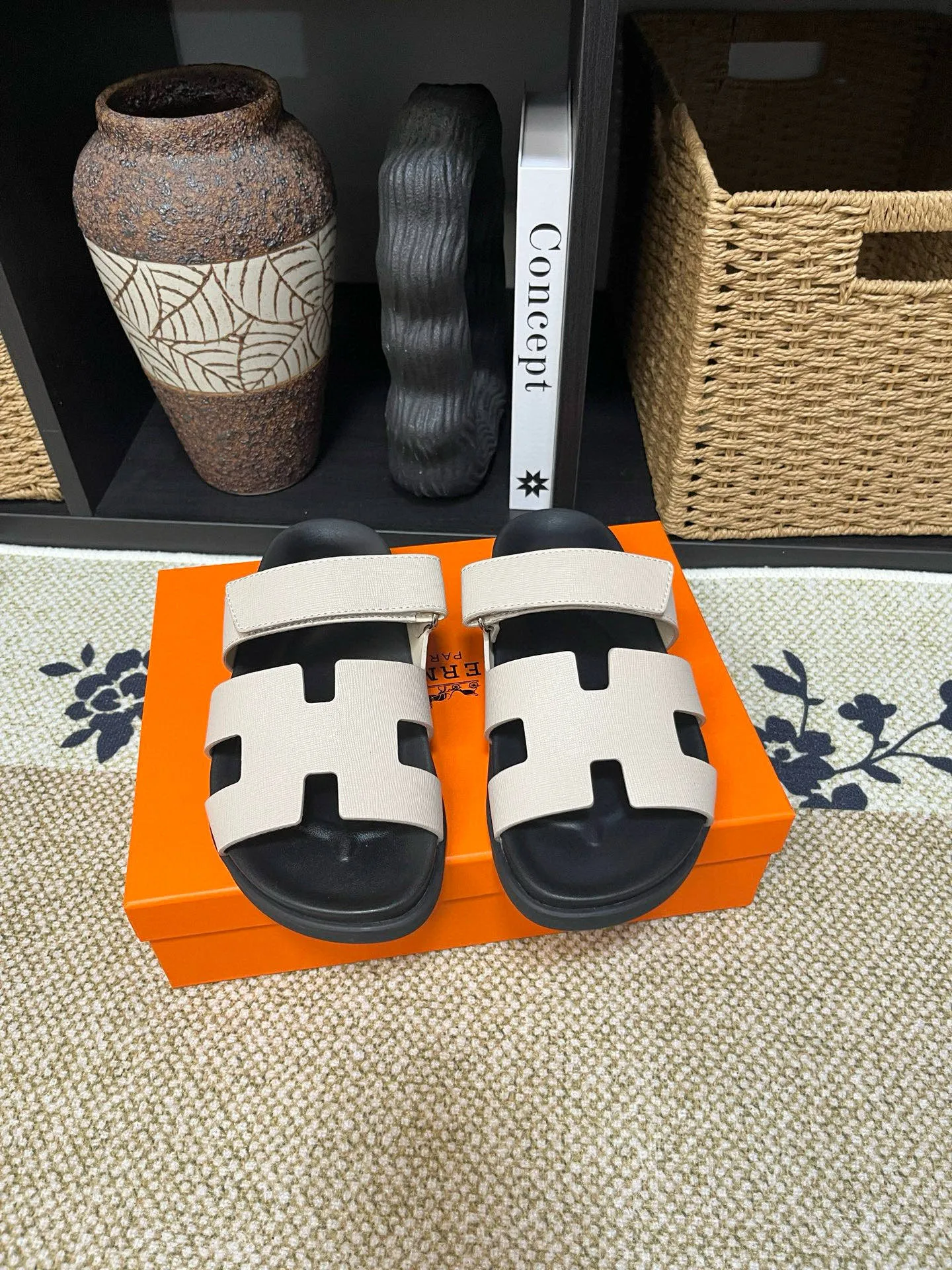 P300 Long-term stock Hermes men’s Kazimir slippers for couples - top quality woven calfskin functional sandals with intertwined uppers inspired by the “H” iconic pattern to create a casual look, perfect for summer. Imported cowhide + cowhide lining + TUP outsole Size: 35-46